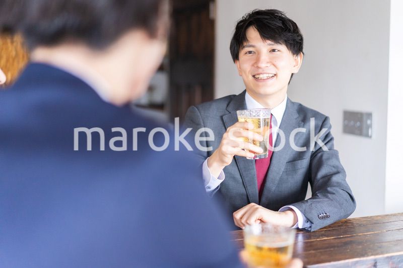 居酒屋でビールを飲むビジネスマン
