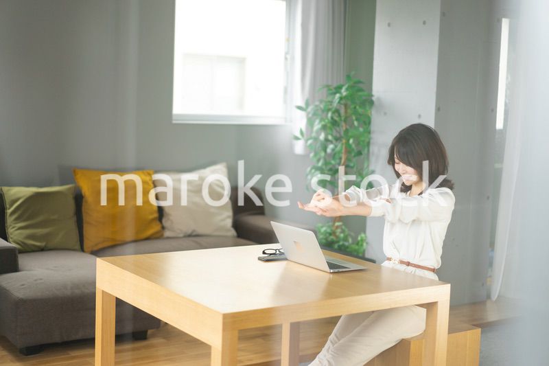 長時間のテレワークで疲れたビジネスウーマン