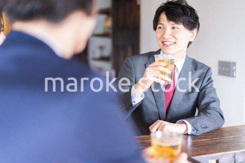 居酒屋でビールを飲むビジネスマン