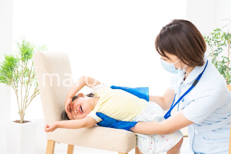 小児科のクリニックで治療を受ける女の子