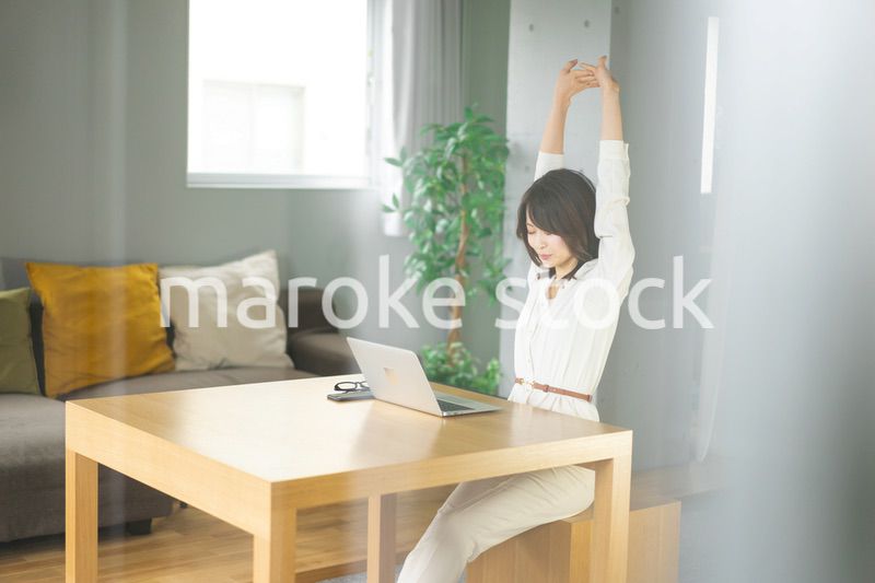 長時間のテレワークで疲れたビジネスウーマン