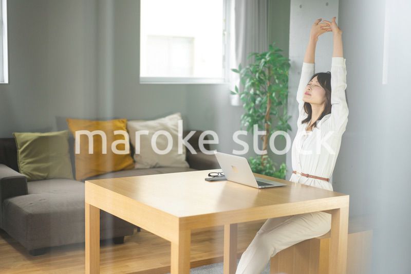 長時間のテレワークで疲れたビジネスウーマン