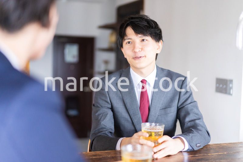 居酒屋でビールを飲むビジネスマン