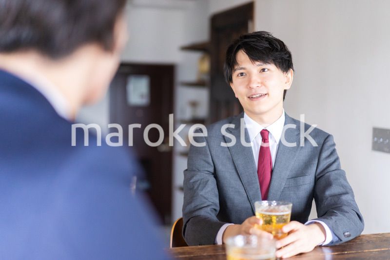 居酒屋でビールを飲むビジネスマン