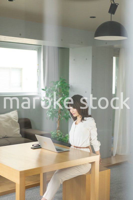 長時間のテレワークで疲れたビジネスウーマン