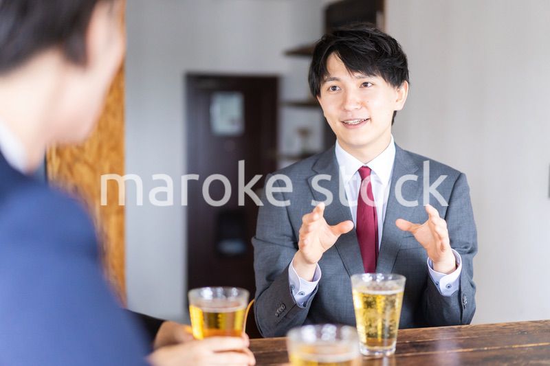 居酒屋でビールを飲むビジネスマン