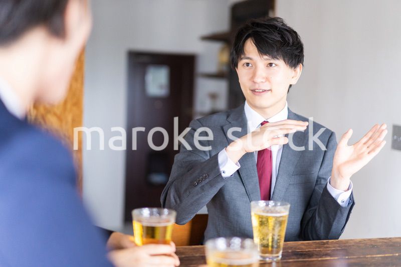 居酒屋でビールを飲むビジネスマン