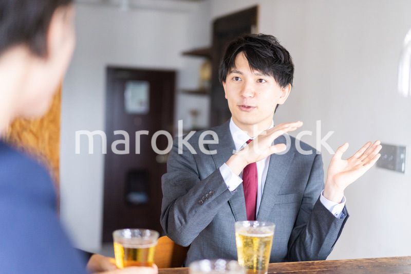 居酒屋でビールを飲むビジネスマン