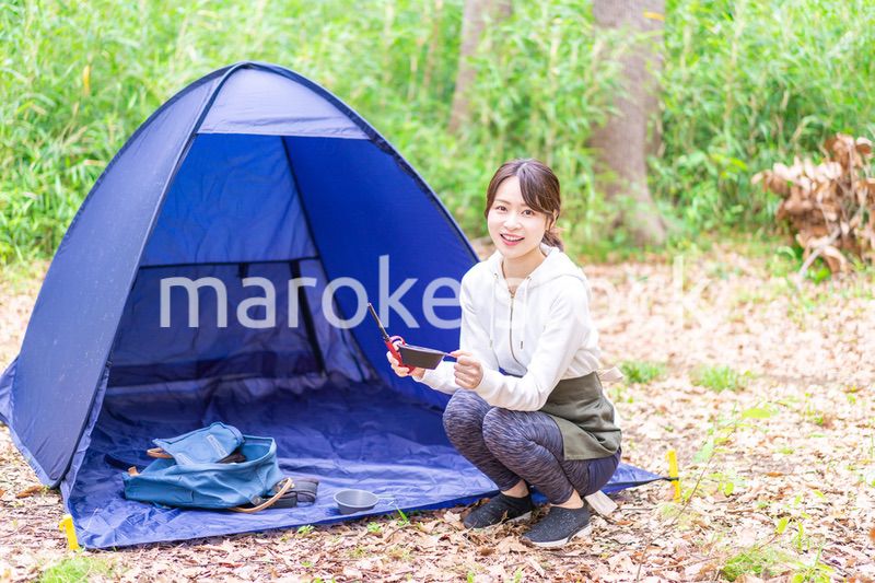 ソロキャンプを楽しむ若い女性