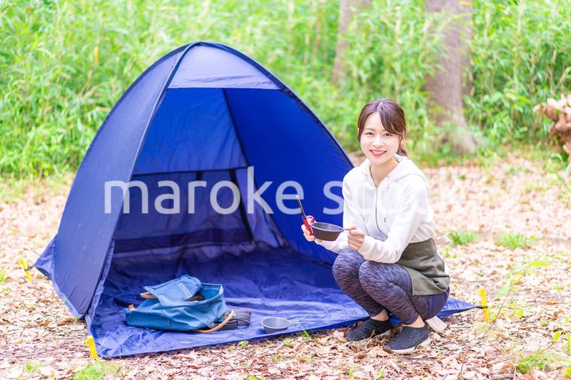 ソロキャンプを楽しむ若い女性