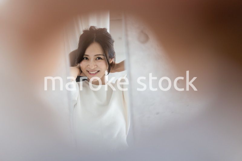 髪をセットする若い女性