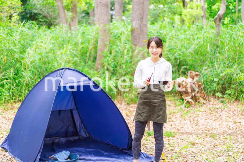 ソロキャンプをする若い女性