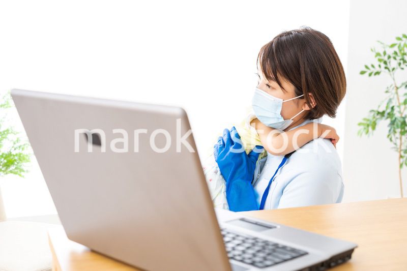 小児科のクリニックで治療を受ける女の子