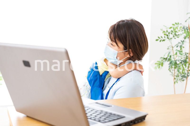 小児科のクリニックで治療を受ける女の子