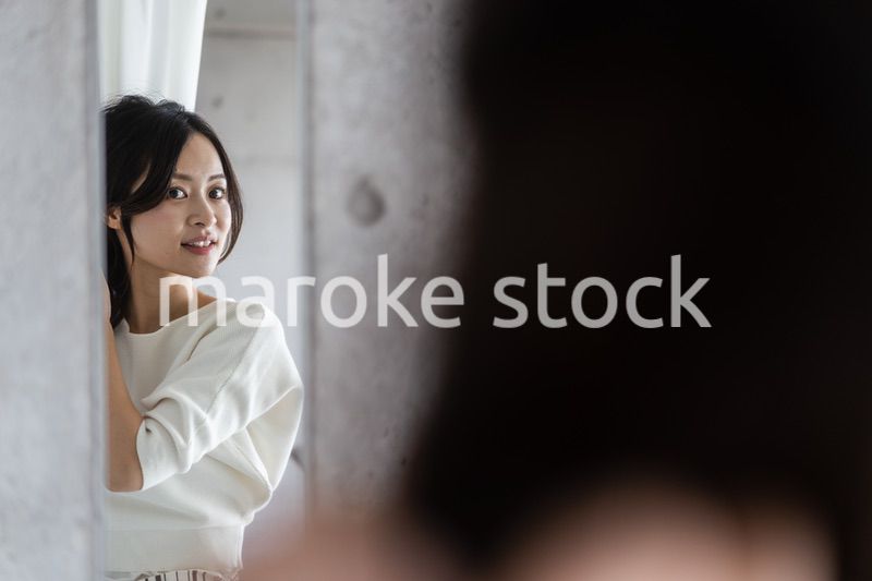 髪をセットする若い女性