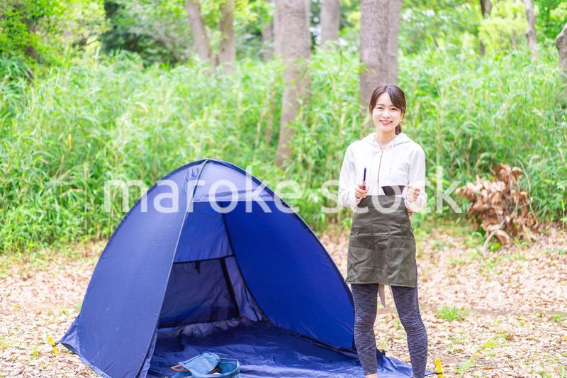 ソロキャンプを楽しむ若い女性