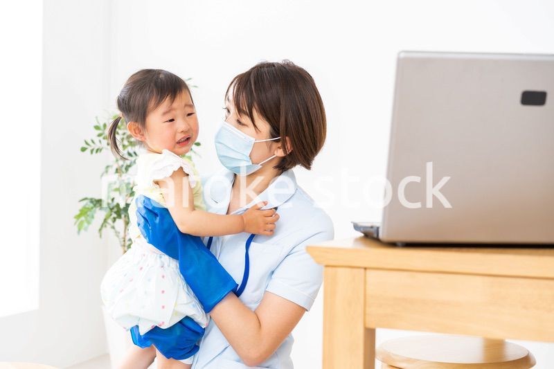 小児科のクリニックで治療を受ける女の子