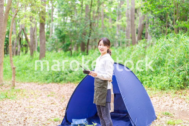 ソロキャンプを楽しむ若い女性