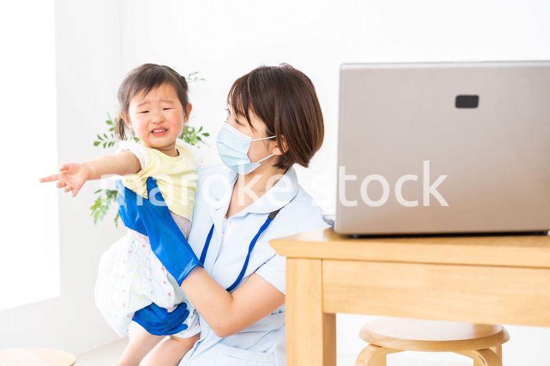 小児科のクリニックで治療を受ける女の子