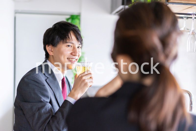 デートでお酒を飲むビジネスマン
