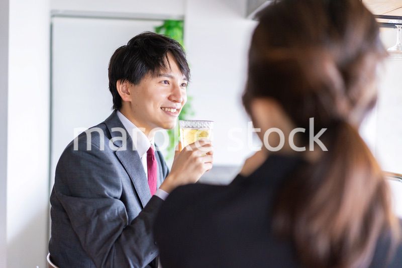 デートでお酒を飲むビジネスマン