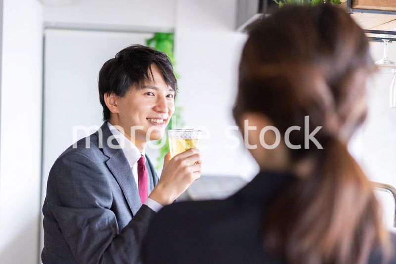 デートでお酒を飲むビジネスマン