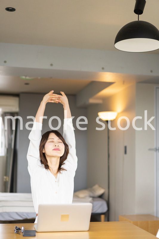 長時間のテレワークで疲れたビジネスウーマン