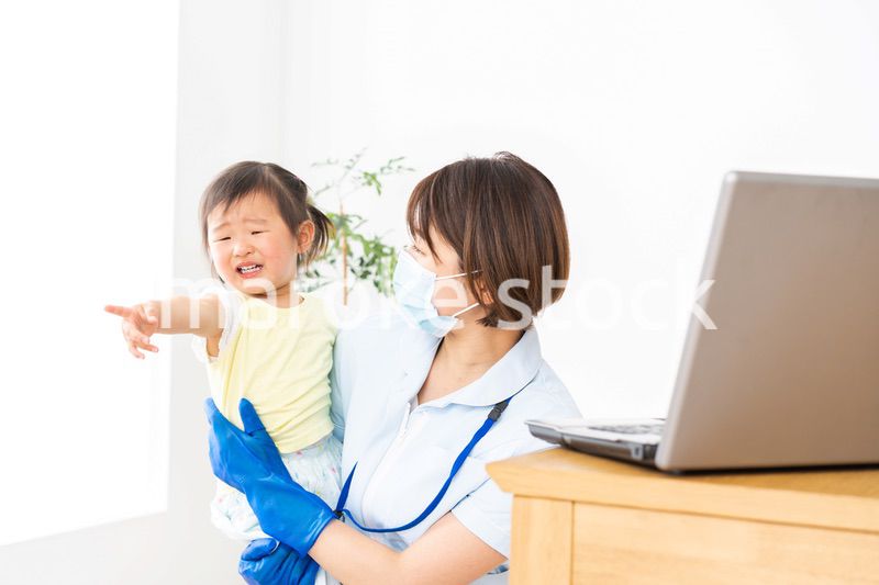 小児科のクリニックで治療を受ける女の子