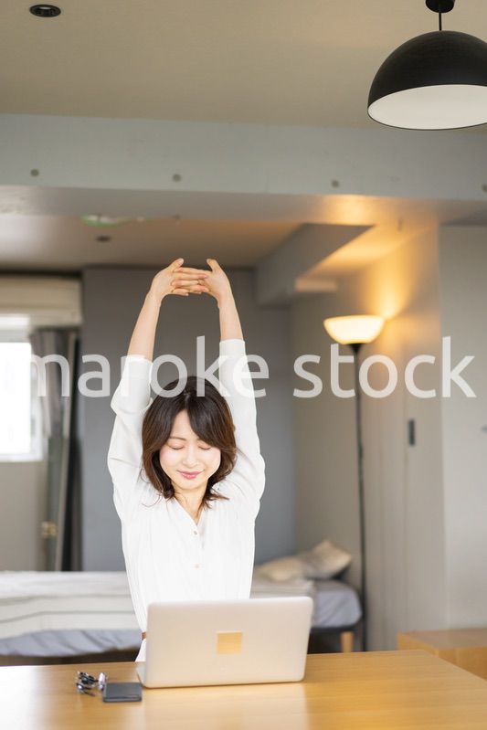 長時間のテレワークで疲れたビジネスウーマン