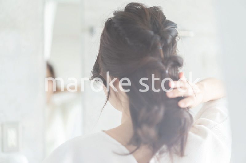 髪をセットする若い女性