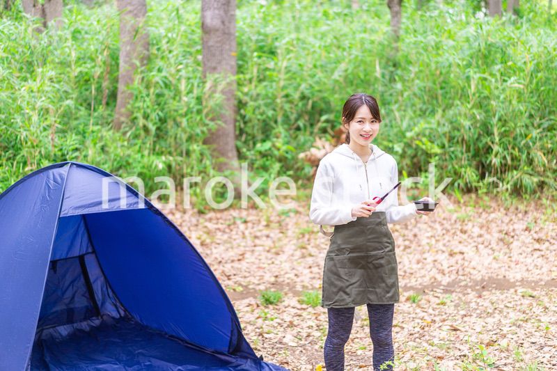 ソロキャンプを楽しむ若い女性