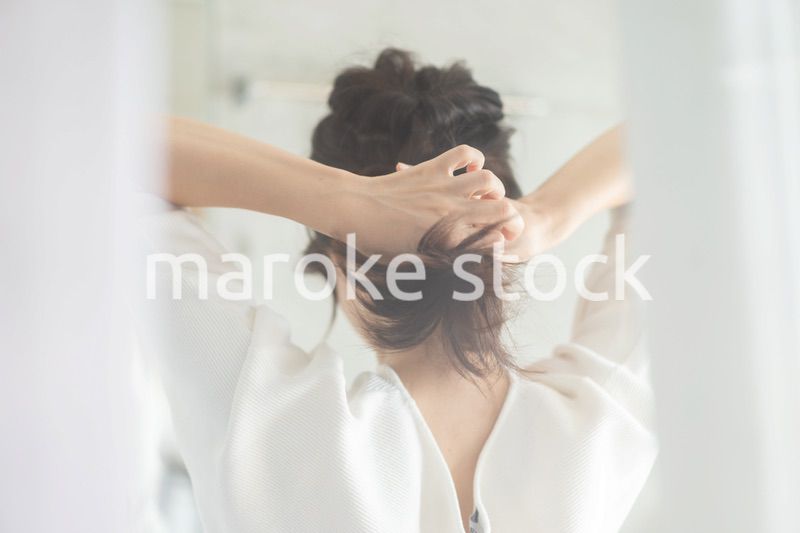 髪をセットする若い女性