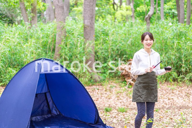 ソロキャンプを楽しむ若い女性
