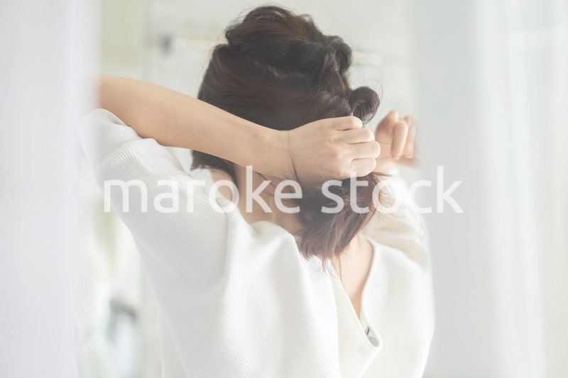 髪をセットする若い女性