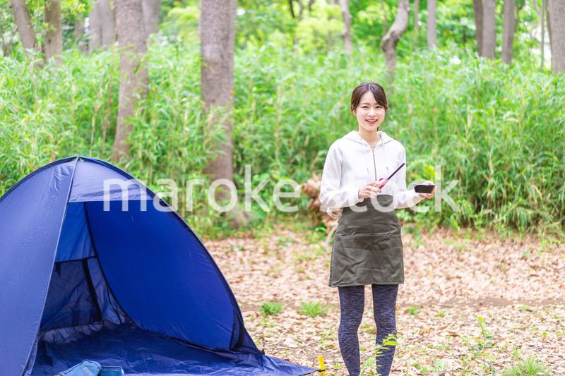 ソロキャンプを楽しむ若い女性