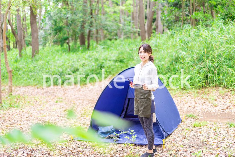 ソロキャンプを楽しむ若い女性