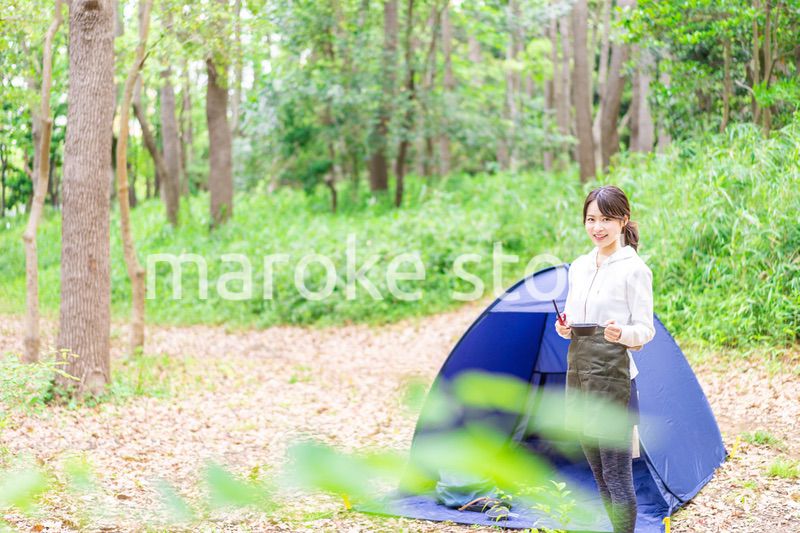 ソロキャンプを楽しむ若い女性