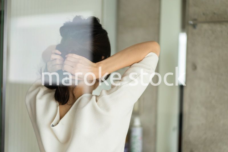 髪をセットする若い女性