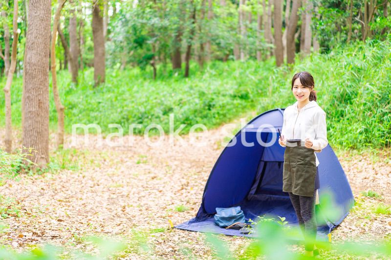 ソロキャンプをする若い女性
