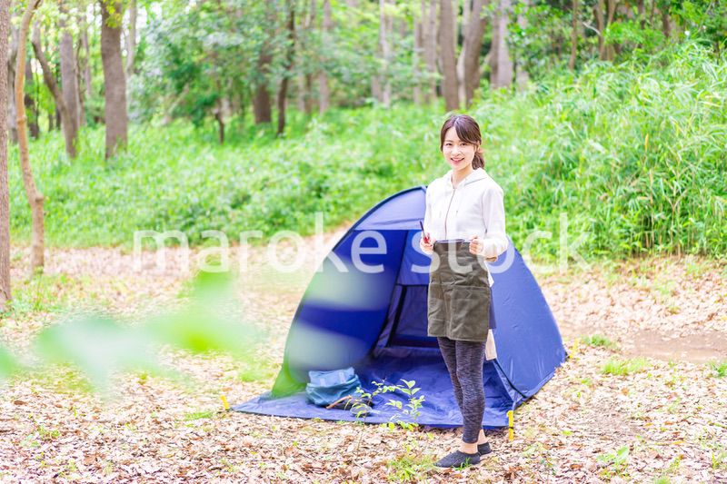 ソロキャンプを楽しむ若い女性