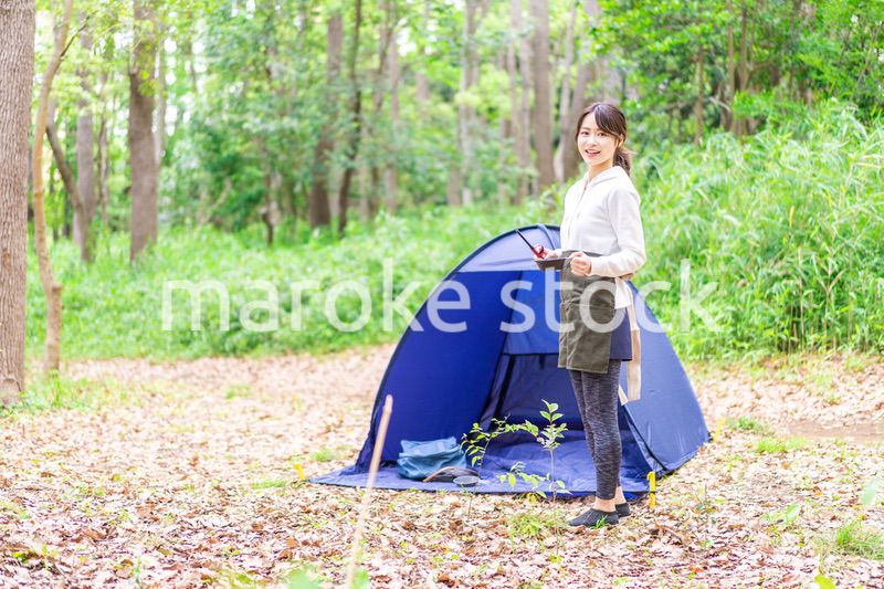 ソロキャンプを楽しむ若い女性