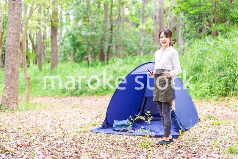 ソロキャンプを楽しむ若い女性