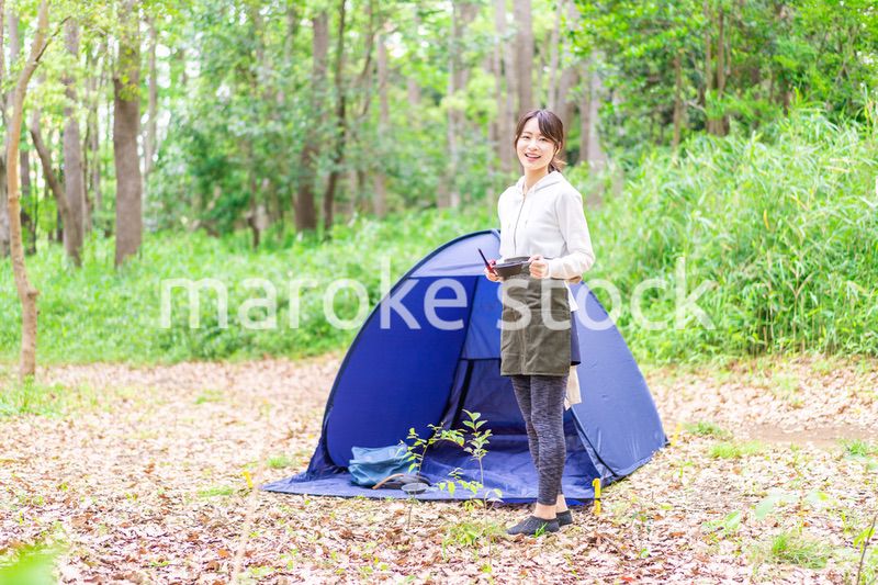 ソロキャンプを楽しむ若い女性