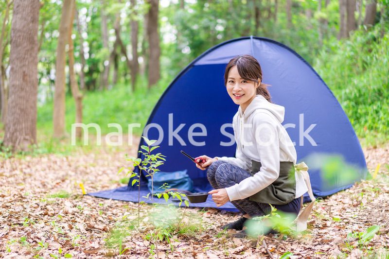 ソロキャンプを楽しむ若い女性