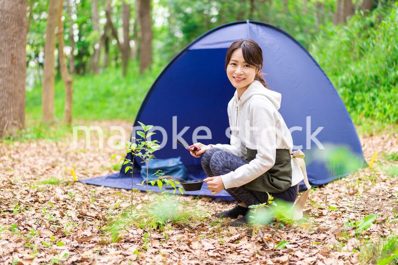 ソロキャンプをする若い女性