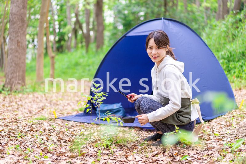ソロキャンプを楽しむ若い女性