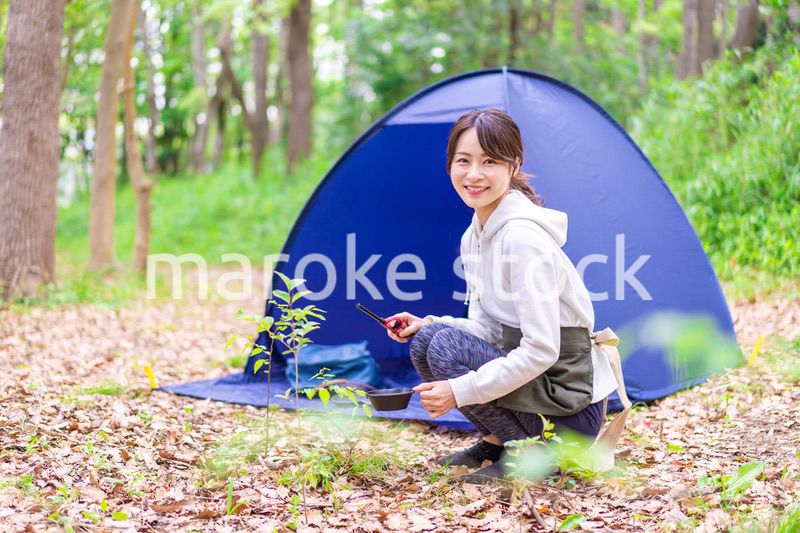 ソロキャンプを楽しむ若い女性