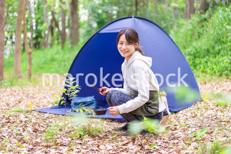 ソロキャンプを楽しむ若い女性