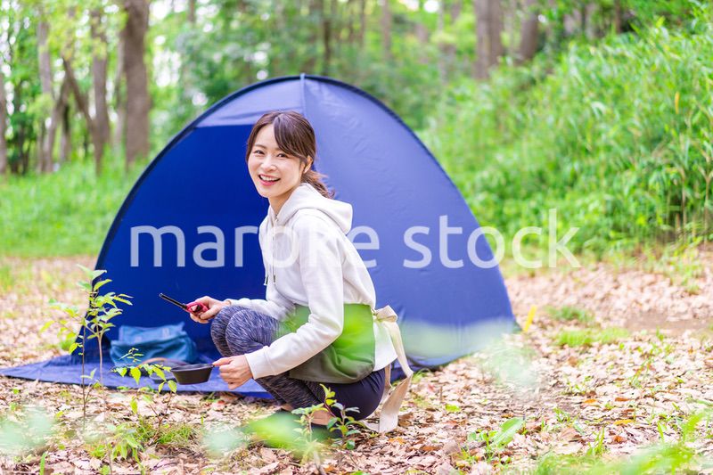ソロキャンプを楽しむ若い女性
