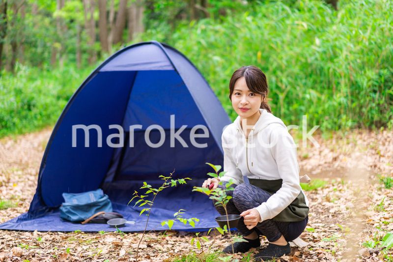 ソロキャンプをする若い女性